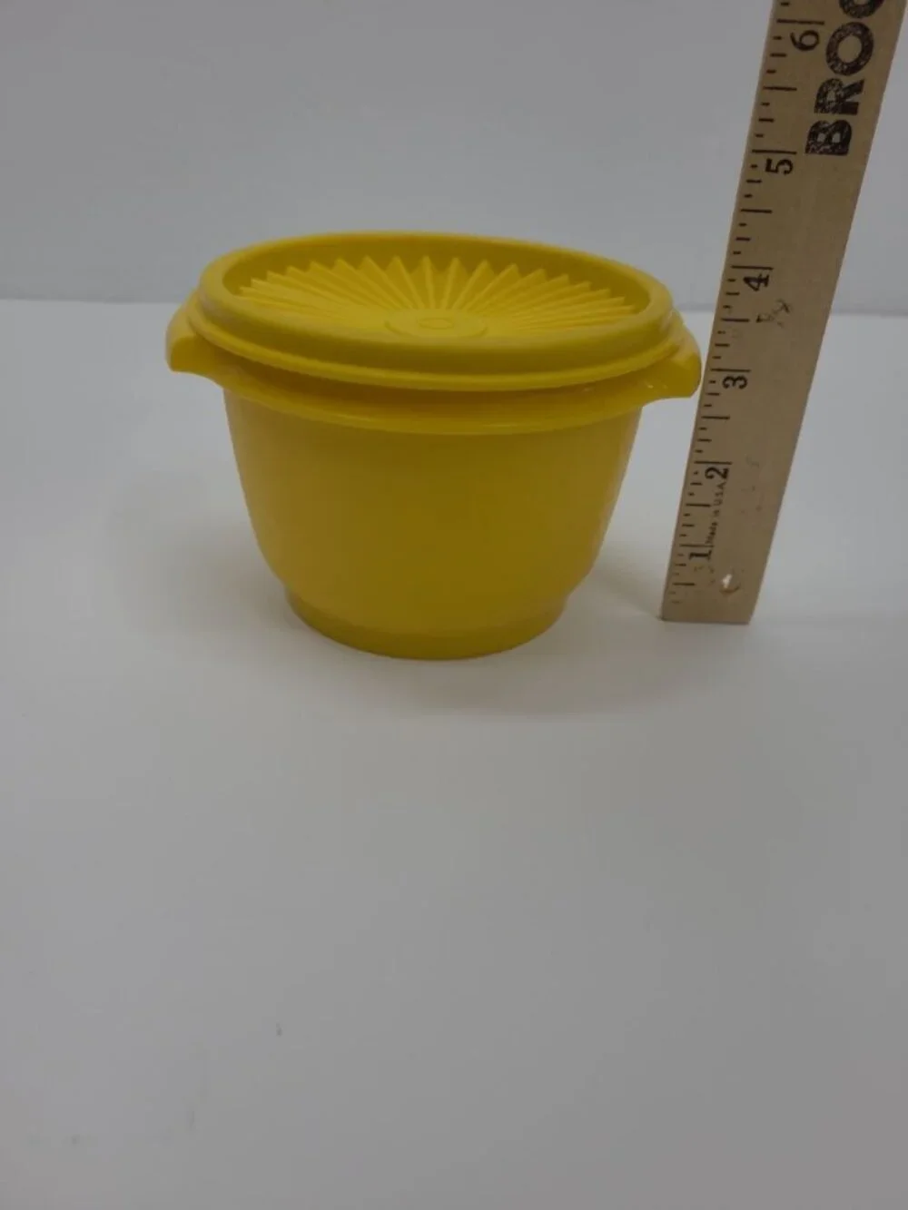 Vintage Tupperware 886-17 Servalier Bowl & Lid Starburst Food Container Yellow